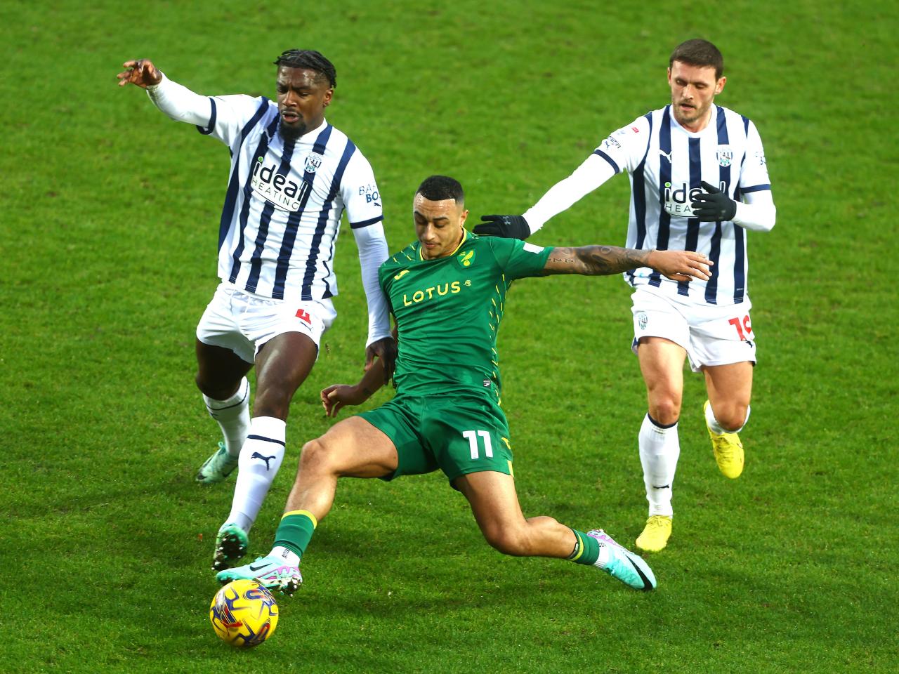 Cedric Kipre and John Swift try and take the ball off Adam Idah