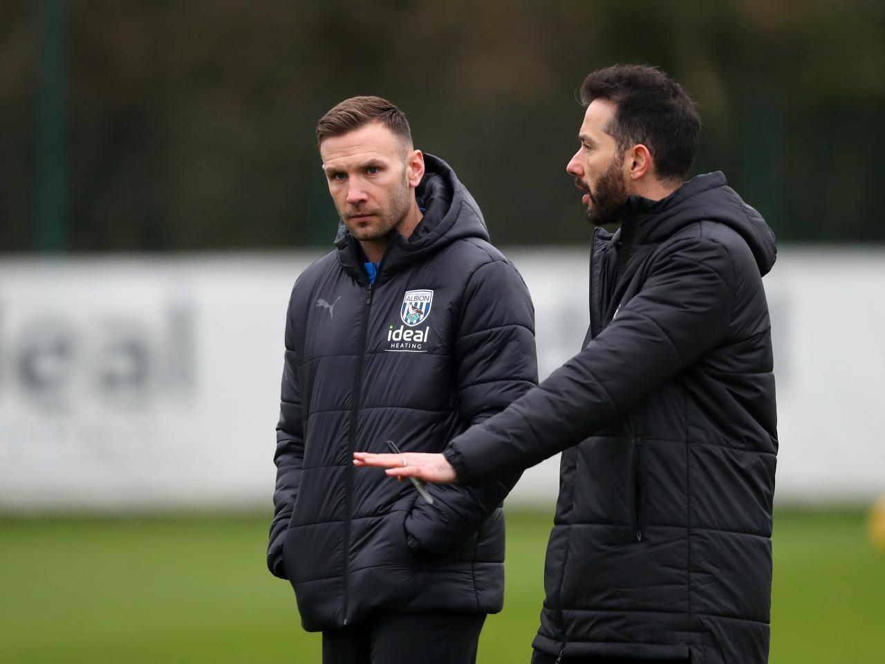 Andi Weimann talking to Carlos Corberán on the training pitch