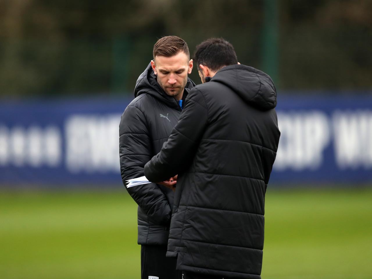 Andi Weimann talking to Carlos Corberán on the training pitch
