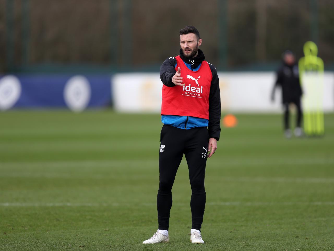 Erik Pieters in a red bib in training 