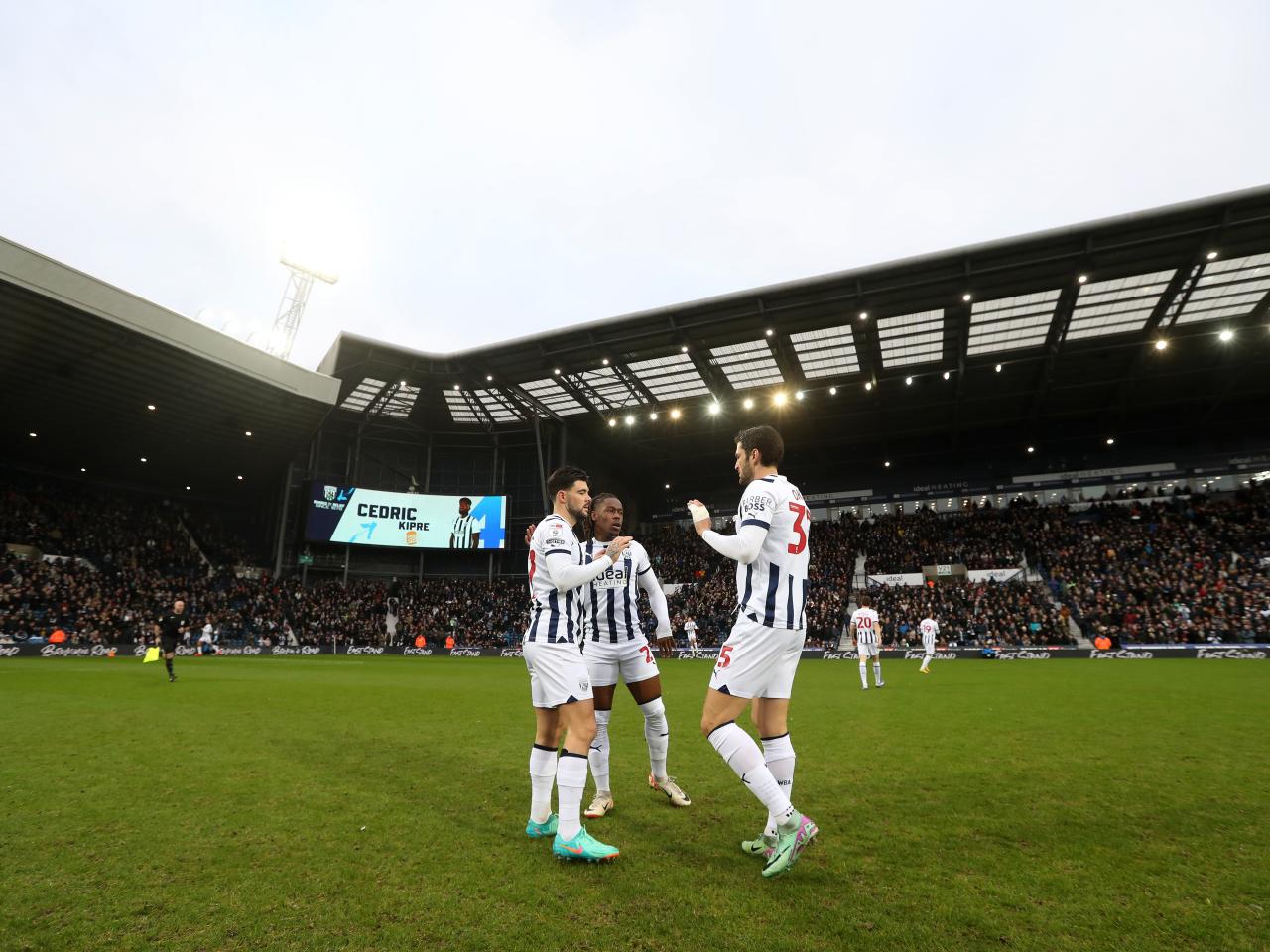 Alex Mowatt, Okay Yokuslu and Brandon Thomas-Asante chat on the pitch before the game