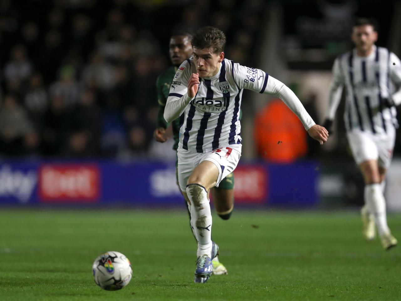 Tom Fellows running with the ball against Plymouth 