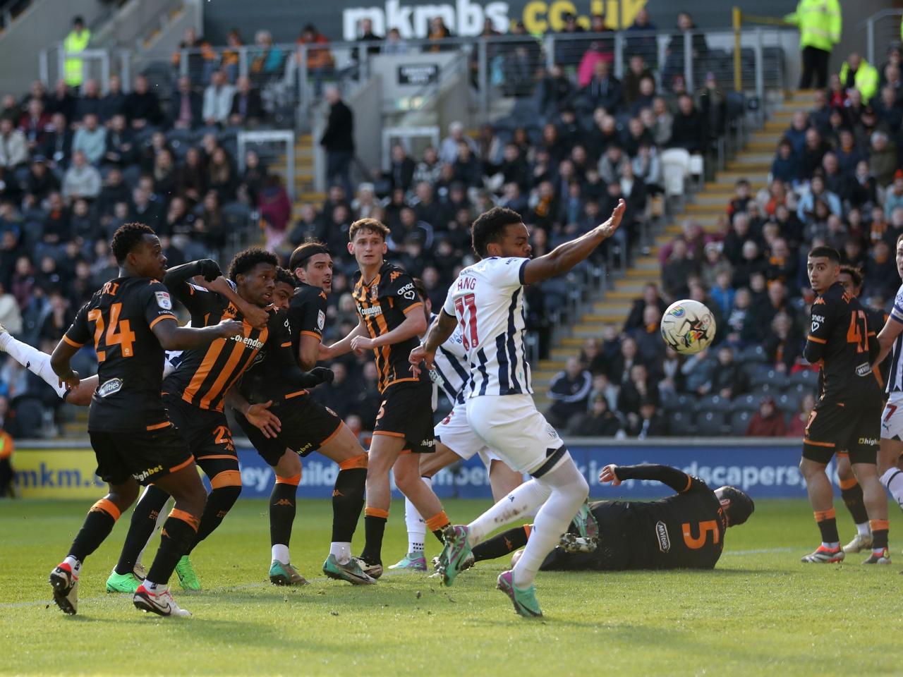Grady Diangana attempts to make contact with the ball in the Hull penalty area