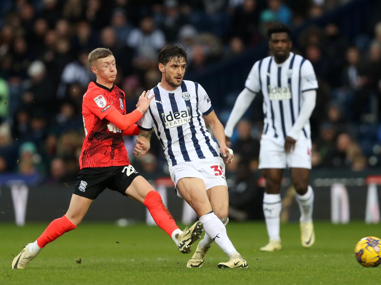 Okay Yokuslu passing the ball against Blues