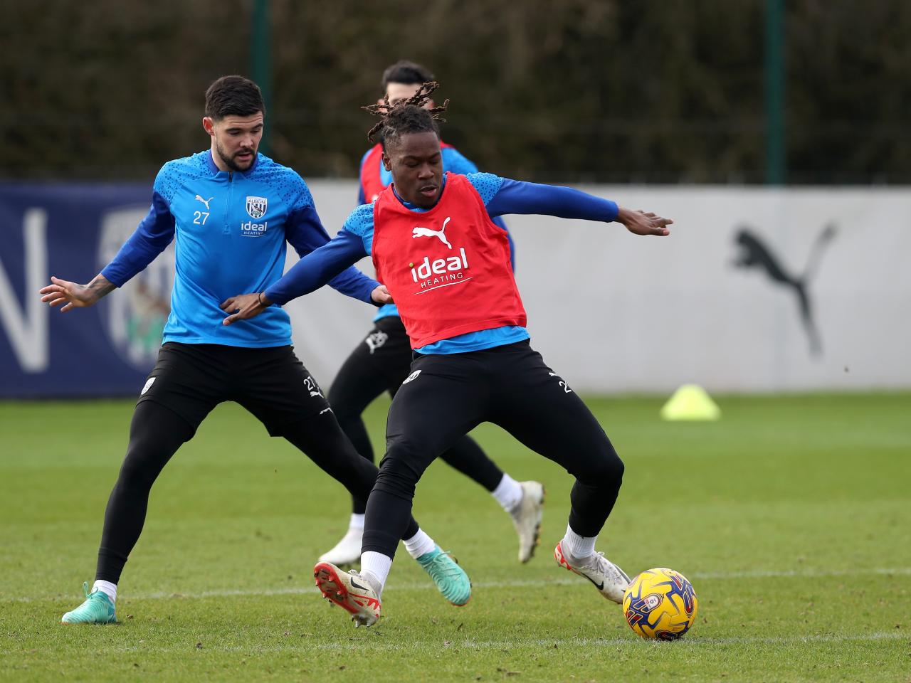 Brandon Thomas-Asante holding off Alex Mowatt in training