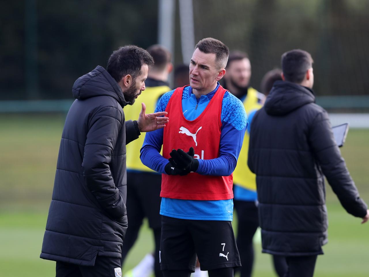 Jed Wallace chats to Carlos Corberán in a training session