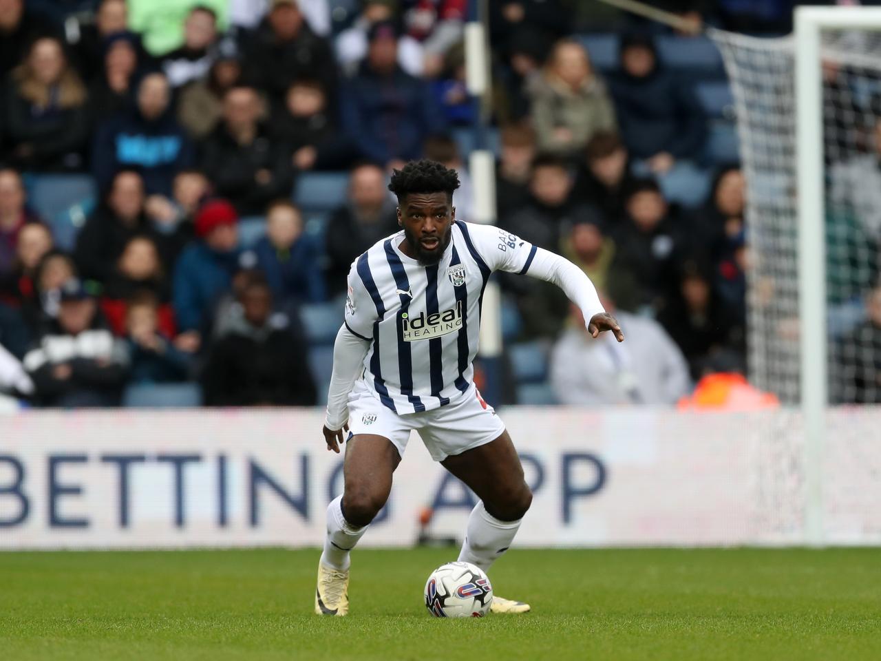 Cedric Kipre on the ball against Bristol City