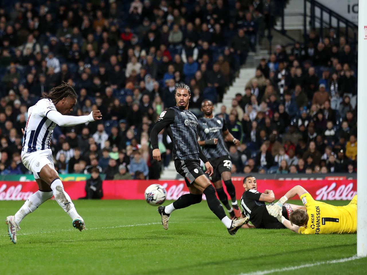 Brandon Thomas-Asante shoots at goal against Rotherham United 
