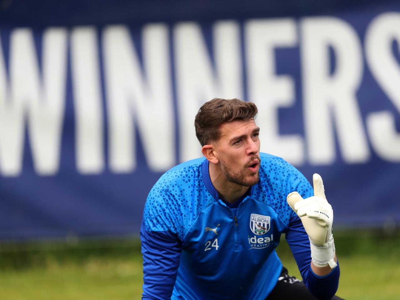 Alex Palmer with one finger up during a training session