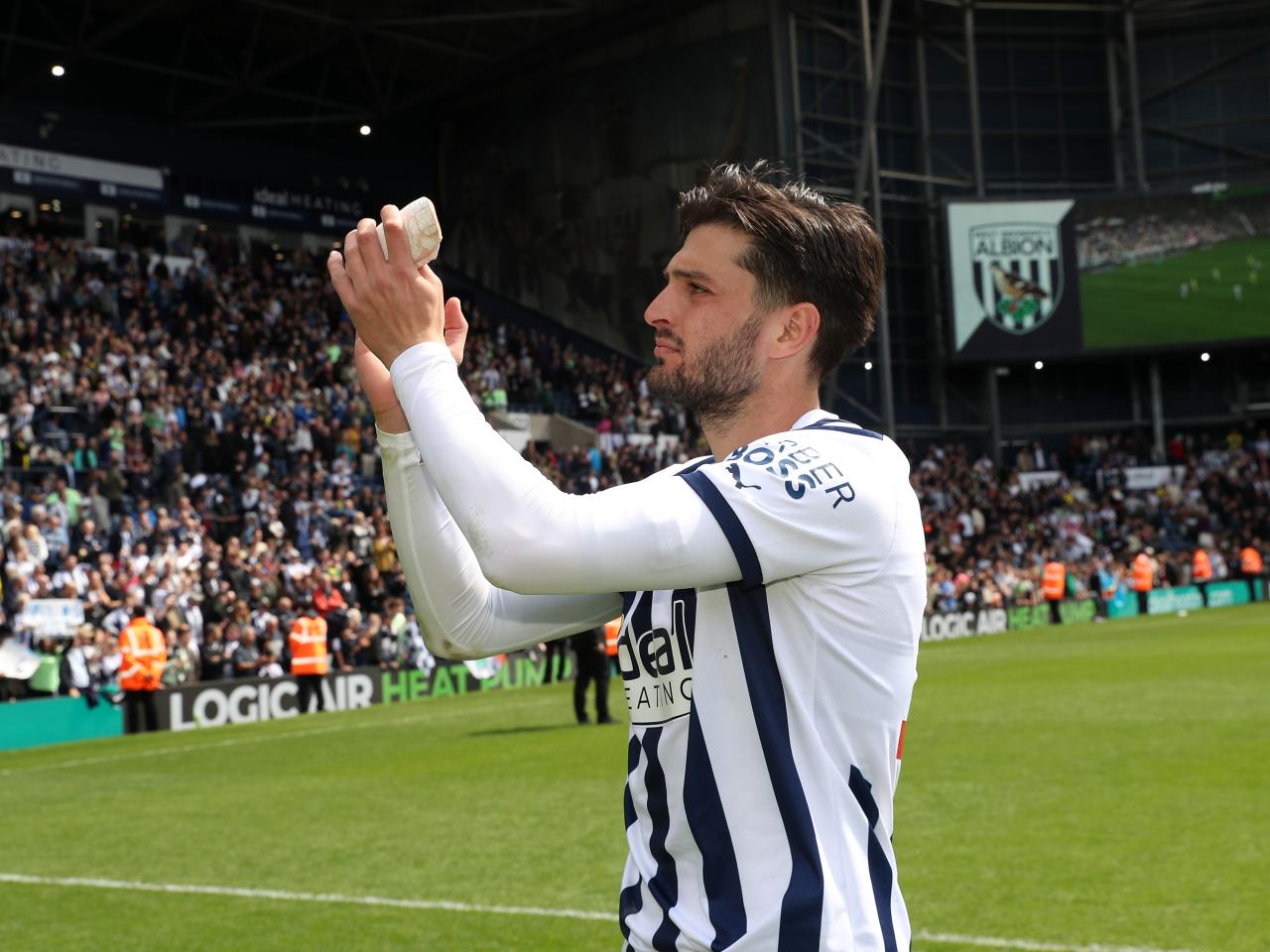 Okay Yokuslu celebrates the win against Preston at full-time 