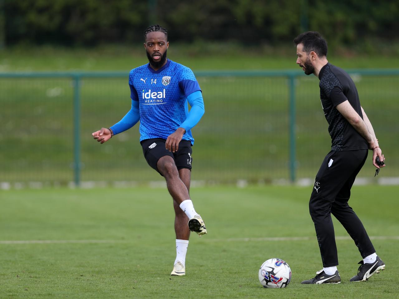 Nathaniel Chalobah passing the ball during training 