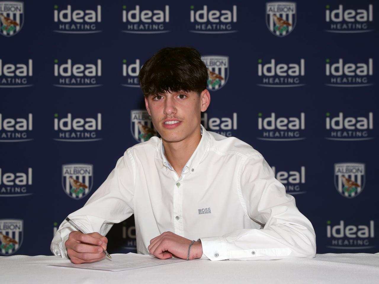 A photo of Rio Parmar signing his scholarship deal