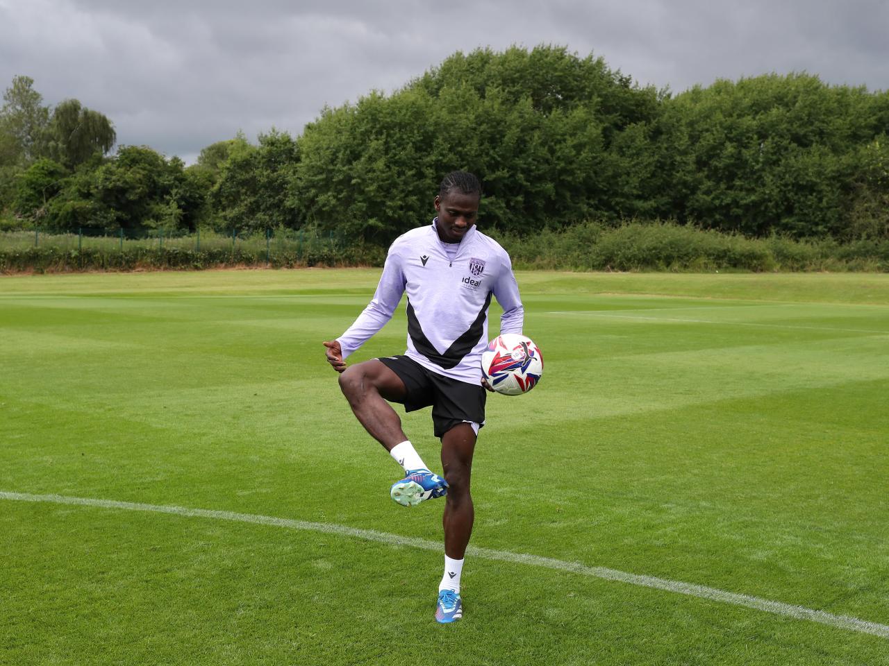 Ousmane Diakité controlling the ball during a training session