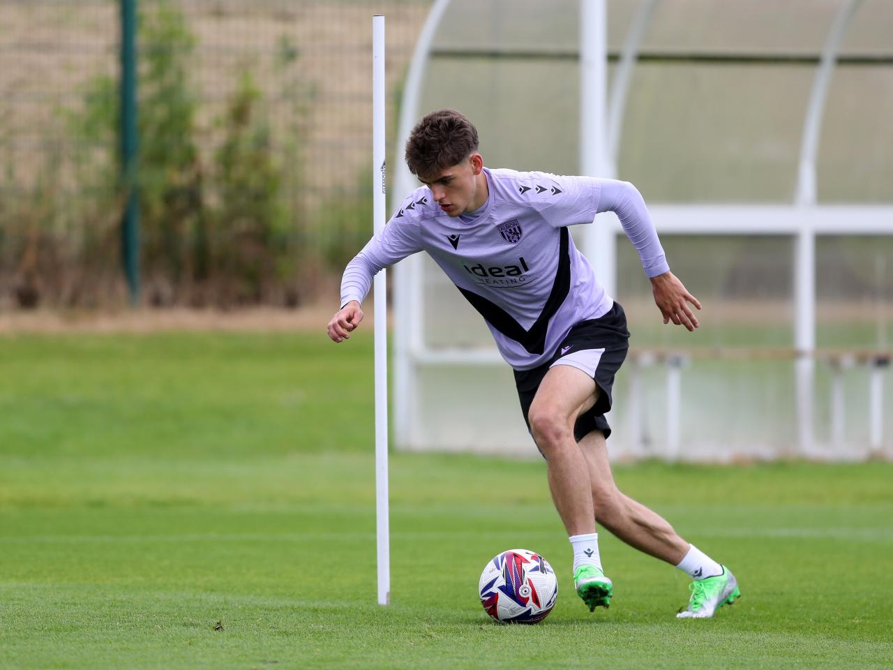 Tom Fellows running with the ball during a training session 