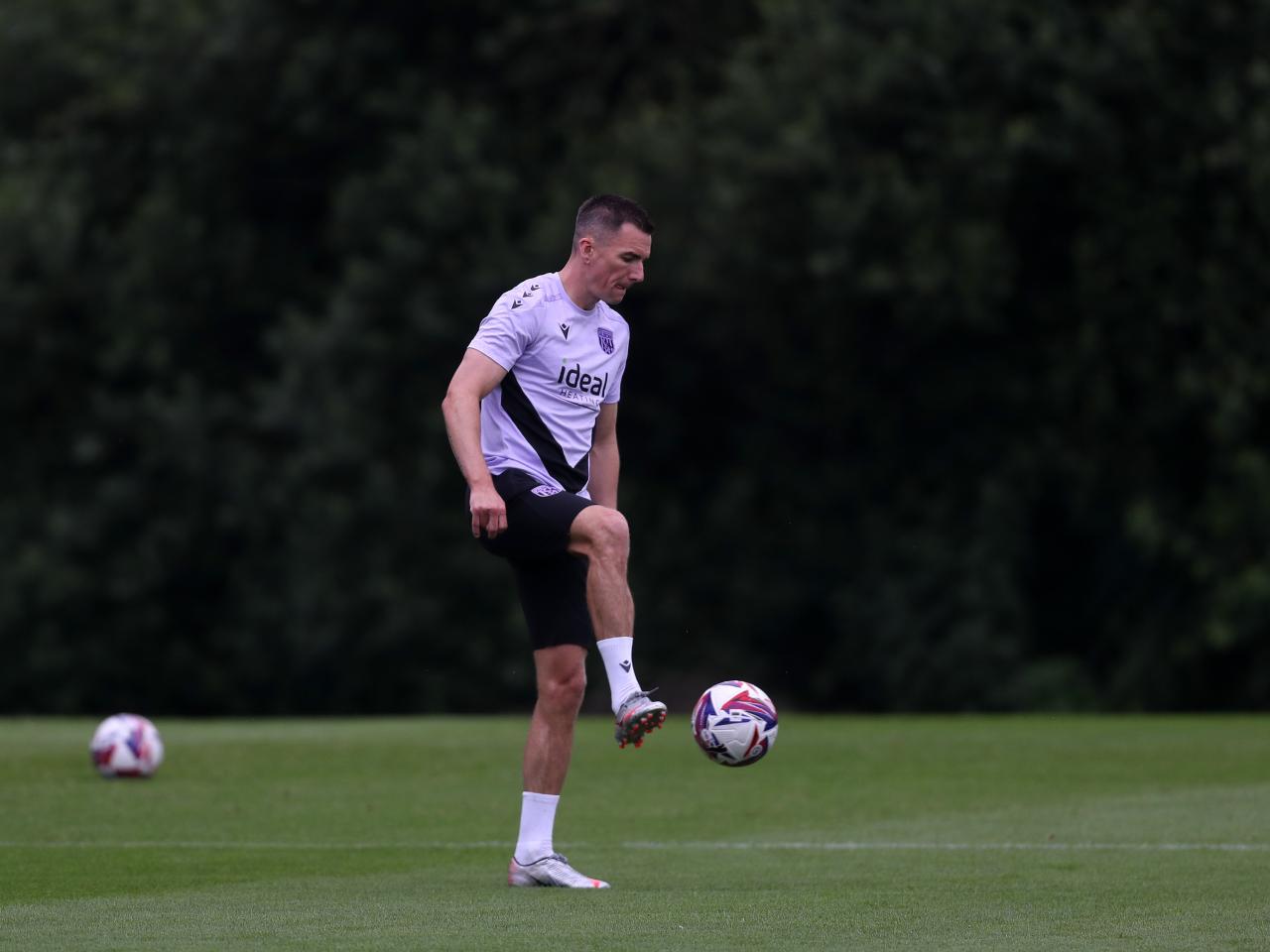 Jed Wallace controlling a ball during a training session 