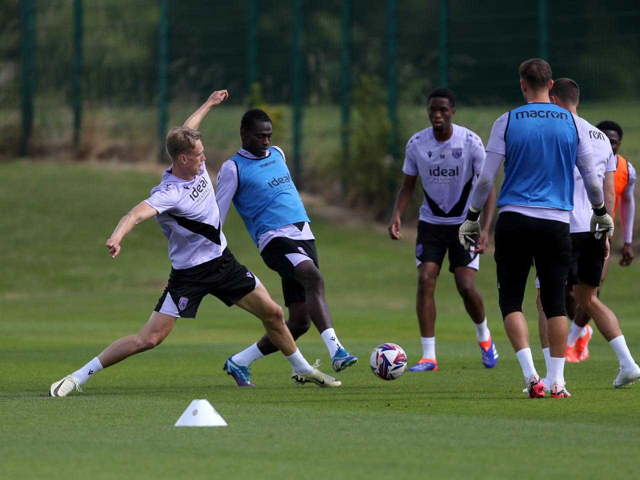 Torbjørn Heggem and Ousmane Diakité battle for the ball during training 
