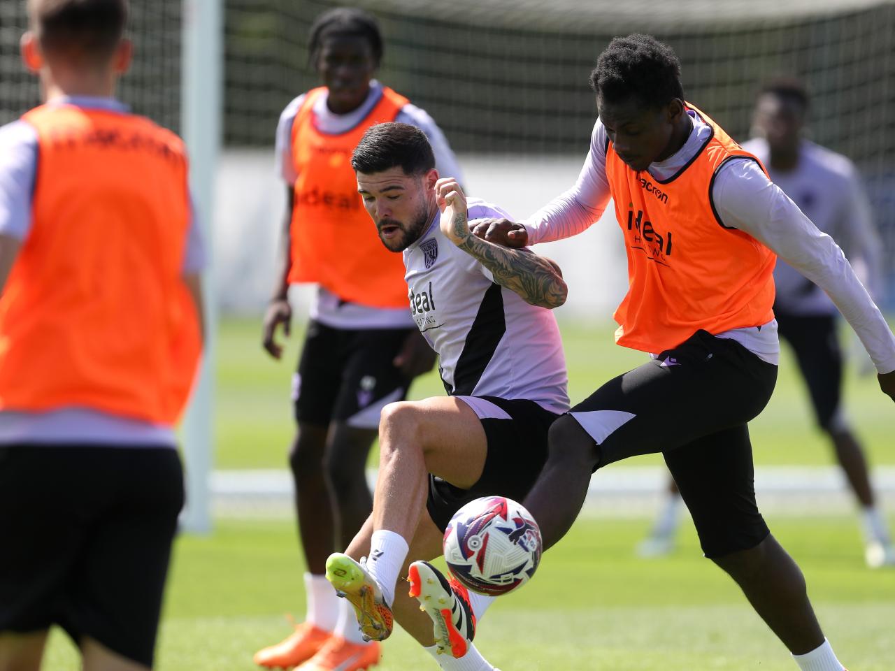 Alex Mowatt and Ousmane Diakité fight for the ball in training 