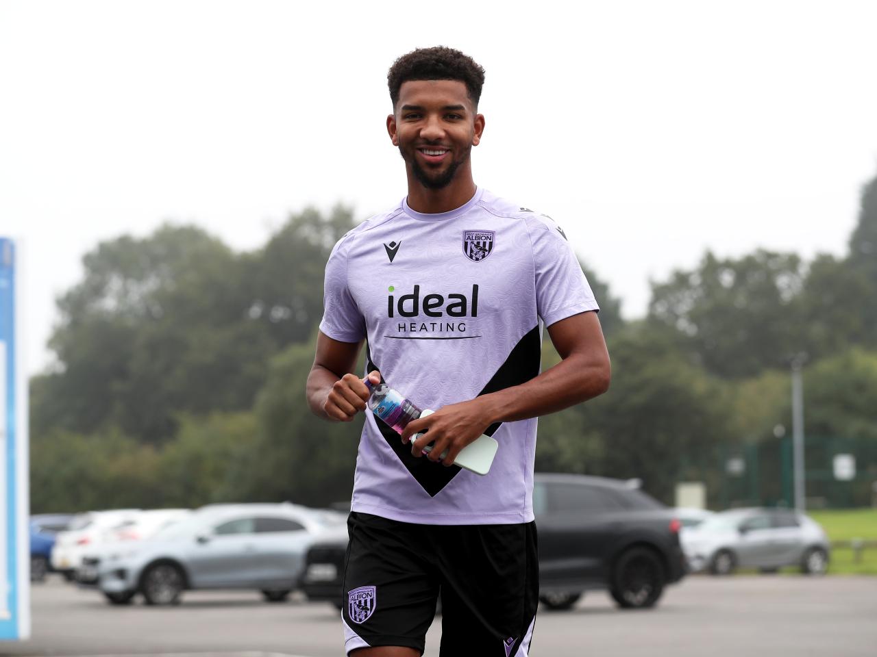 Mason Holgate walking to the entrance of the training ground through the car park