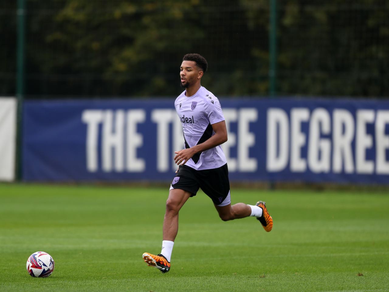 Mason Holgate running on the training pitch with a ball