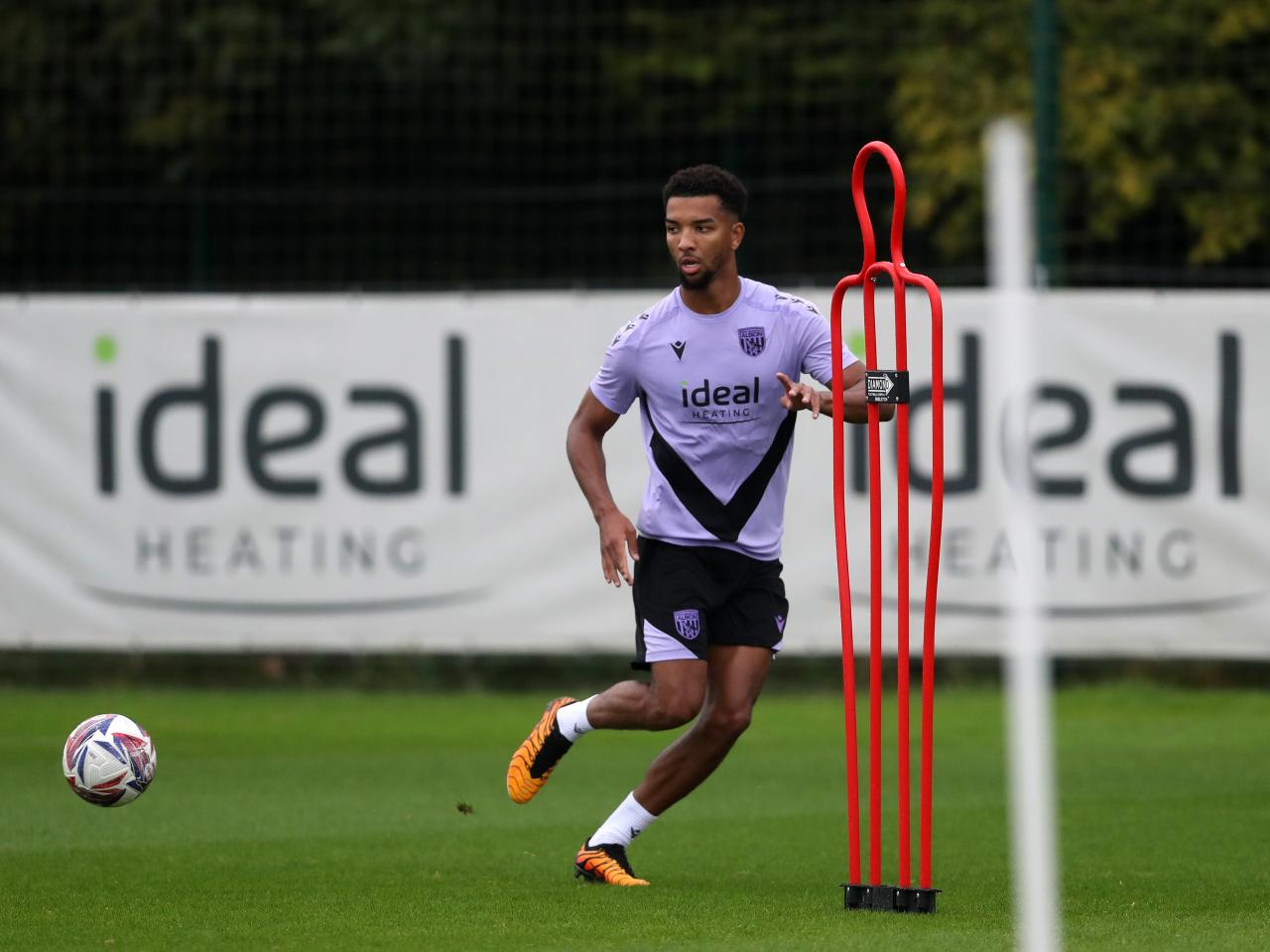 Mason Holgate out on the training pitch next to a mannequin 