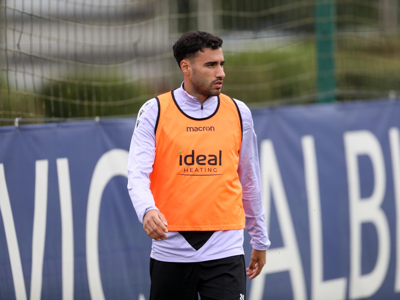 Gianluca Frabotta in a training session looking at the ball while wearing an orange bib