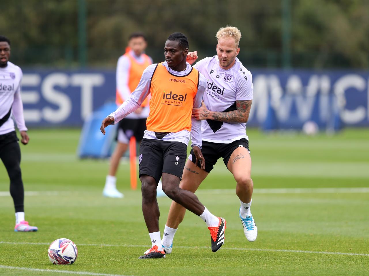 Ousmane Diakité and Uroš Račić battle for the ball during training 
