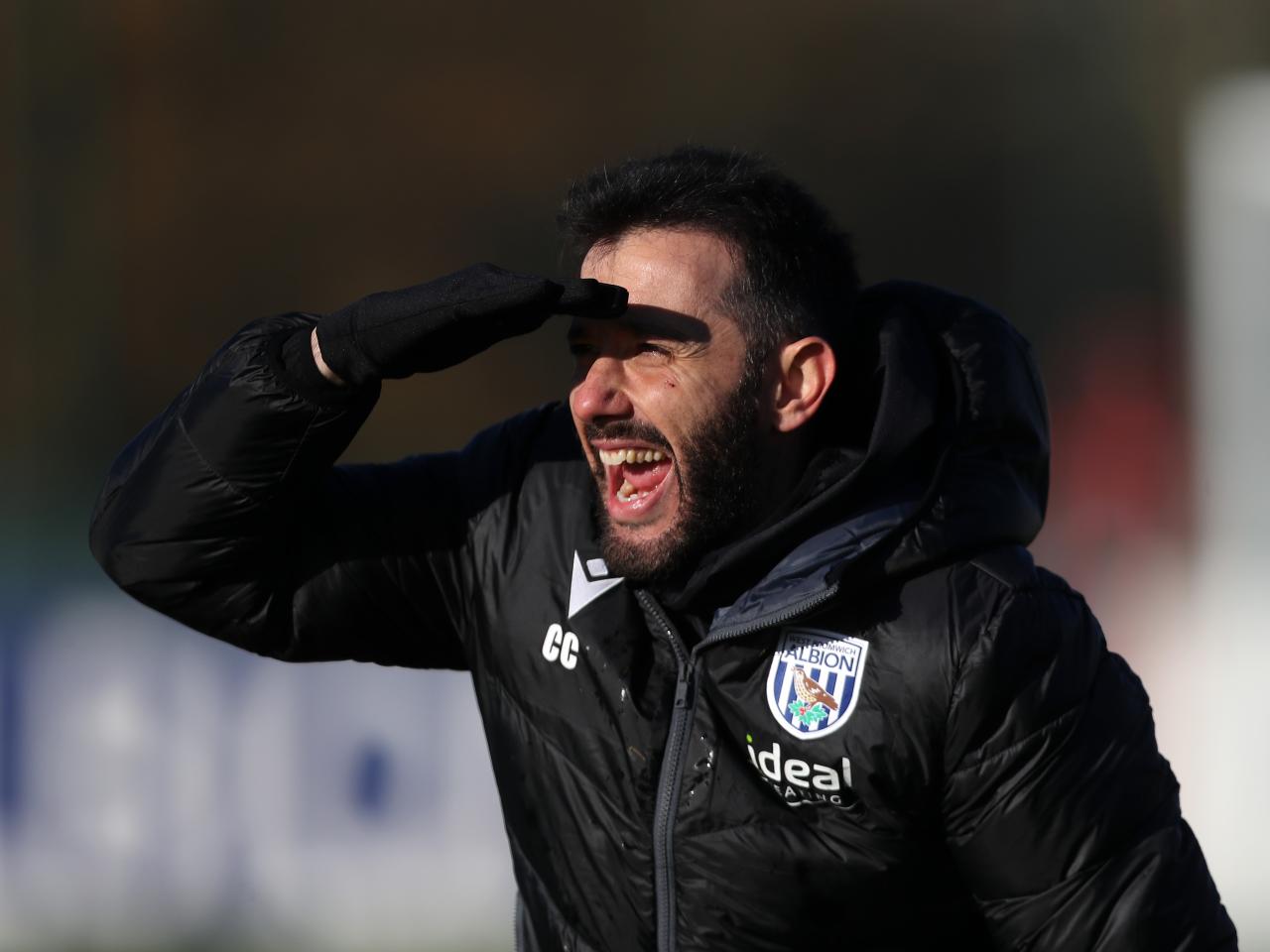 Carlos Corberán watching training covering his eyes from the sun during a training session 