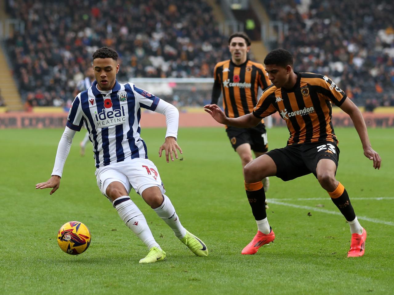 Lewis Dobbin  on the ball against Hull