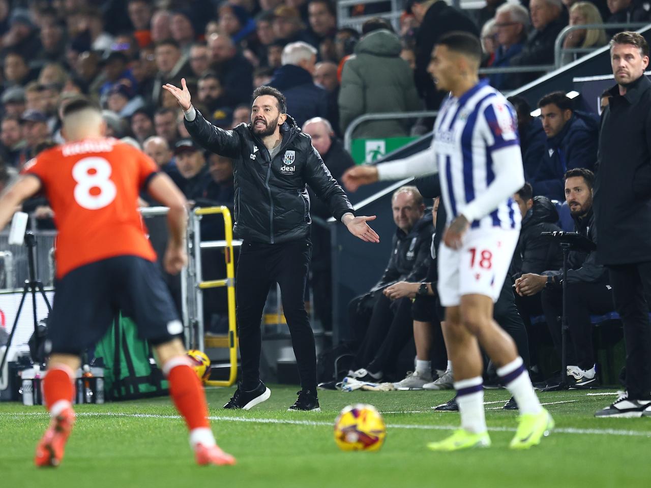 Carlos Corberán delivering info to his players while stood on the side at Luton 