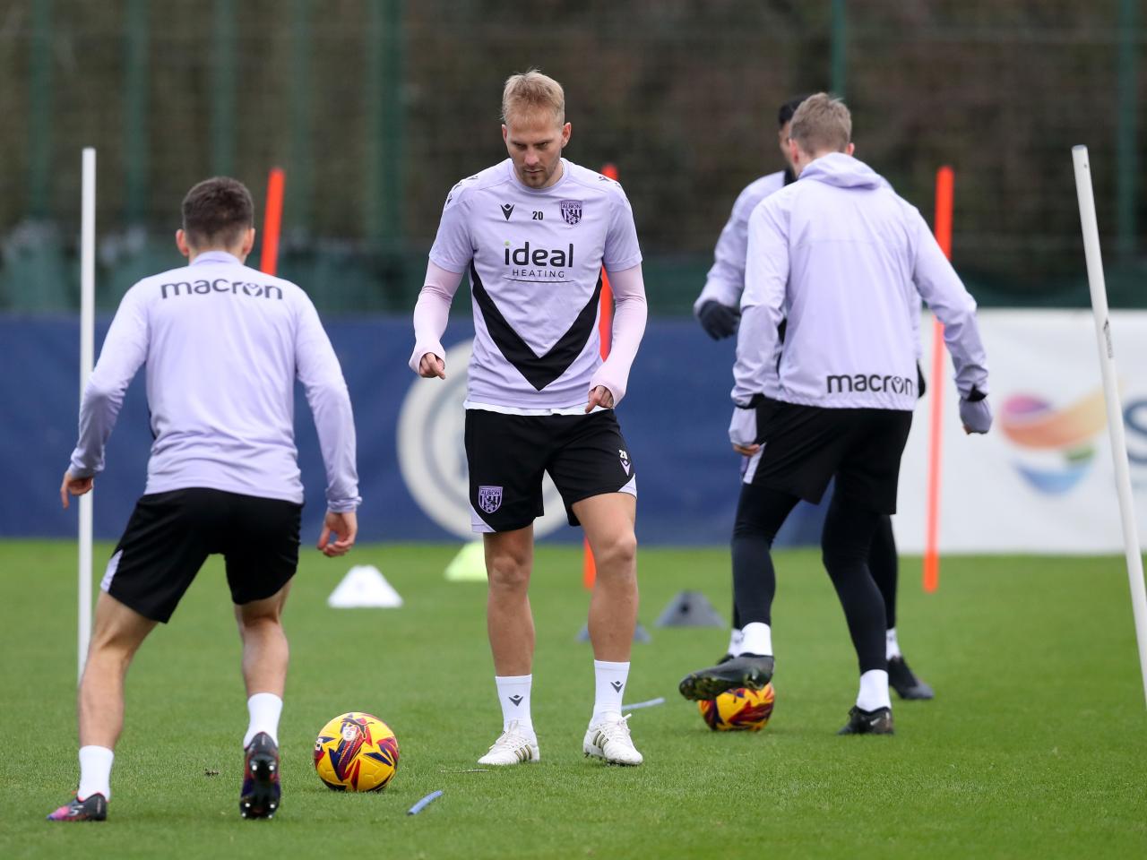 Uroš Račić on the ball in training 