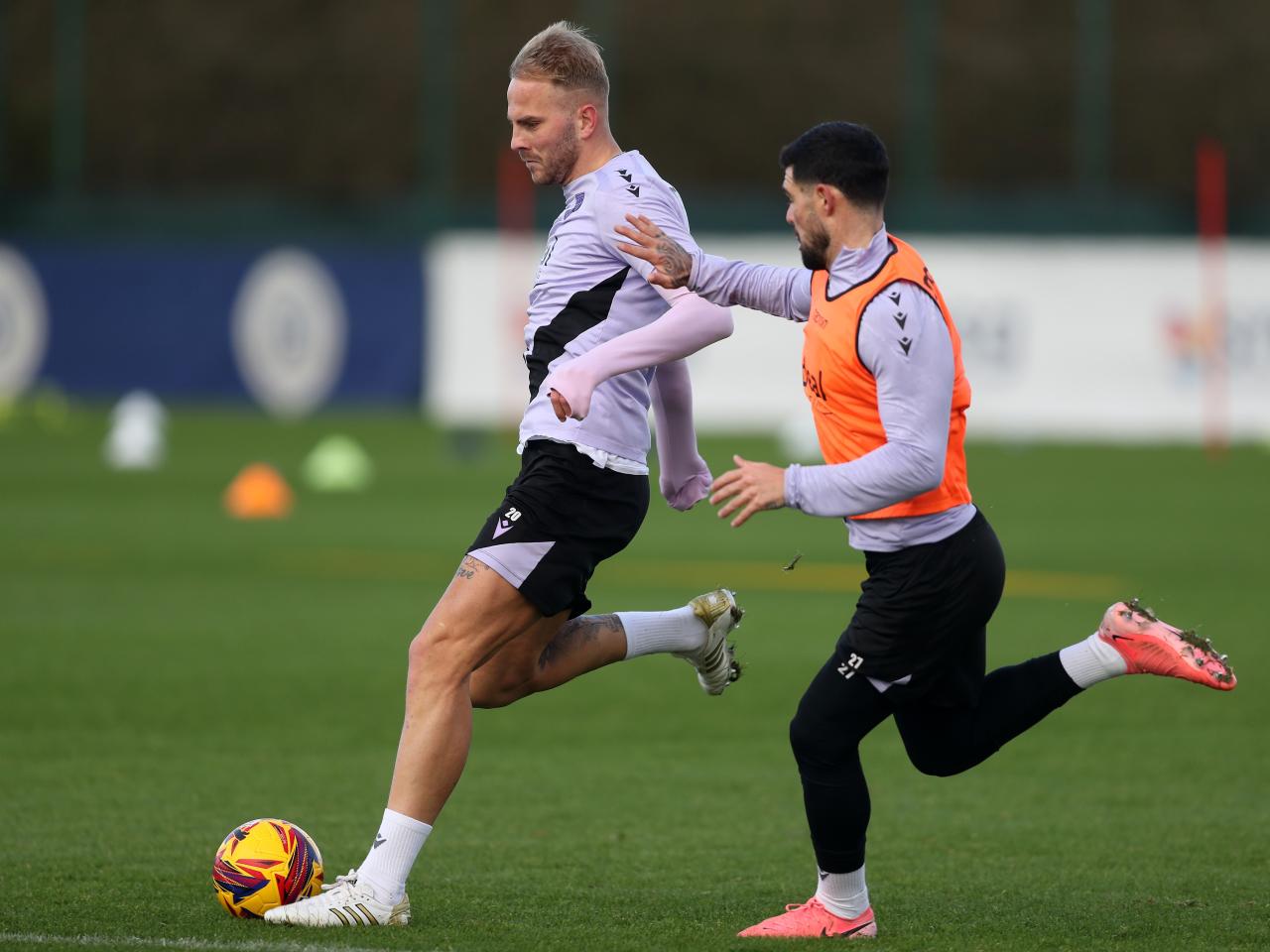 Uroš Račić and Alex Mowatt chasing the ball during a session 