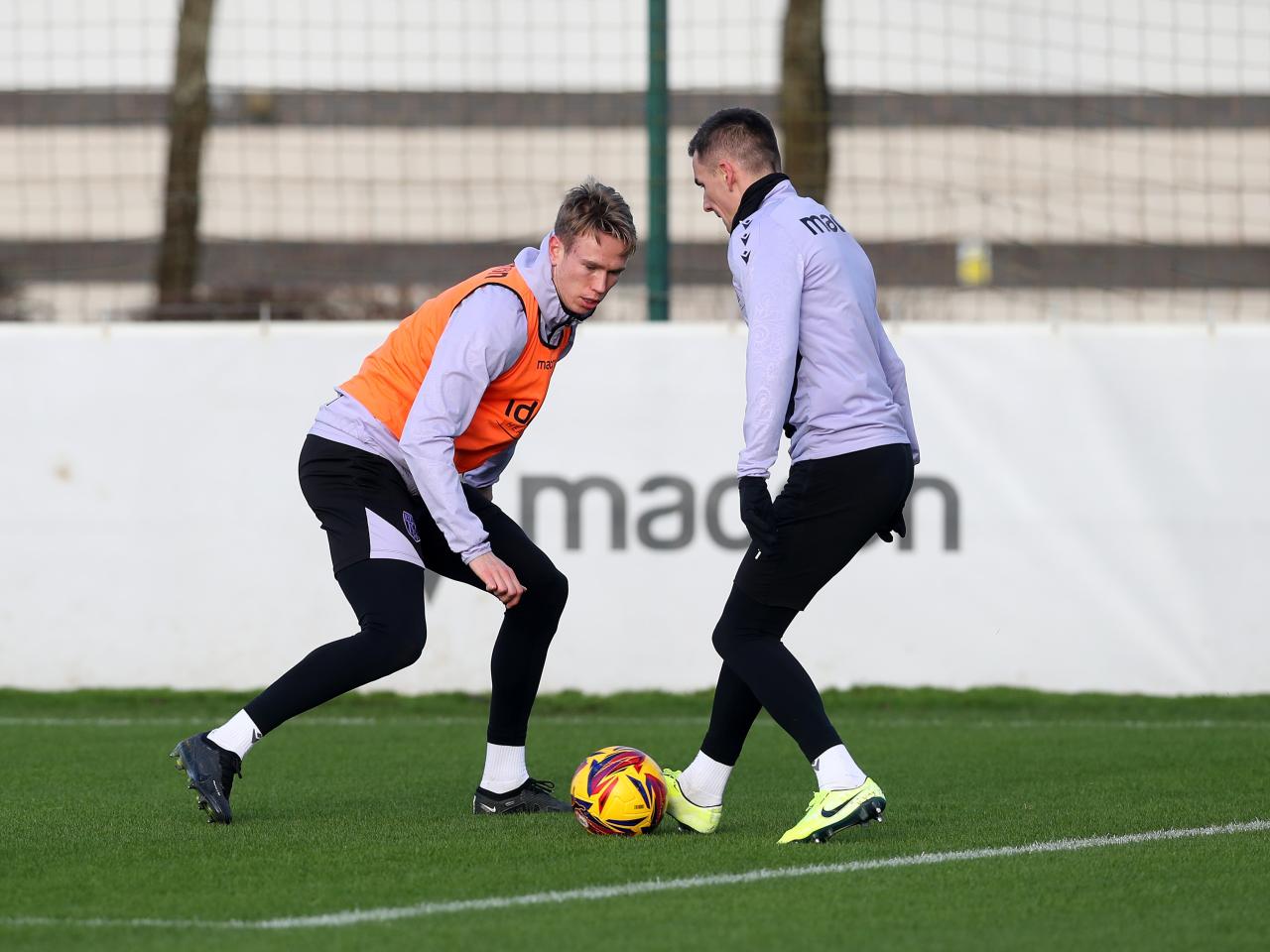 Jed Wallace running at Torbjørn Heggem during training 