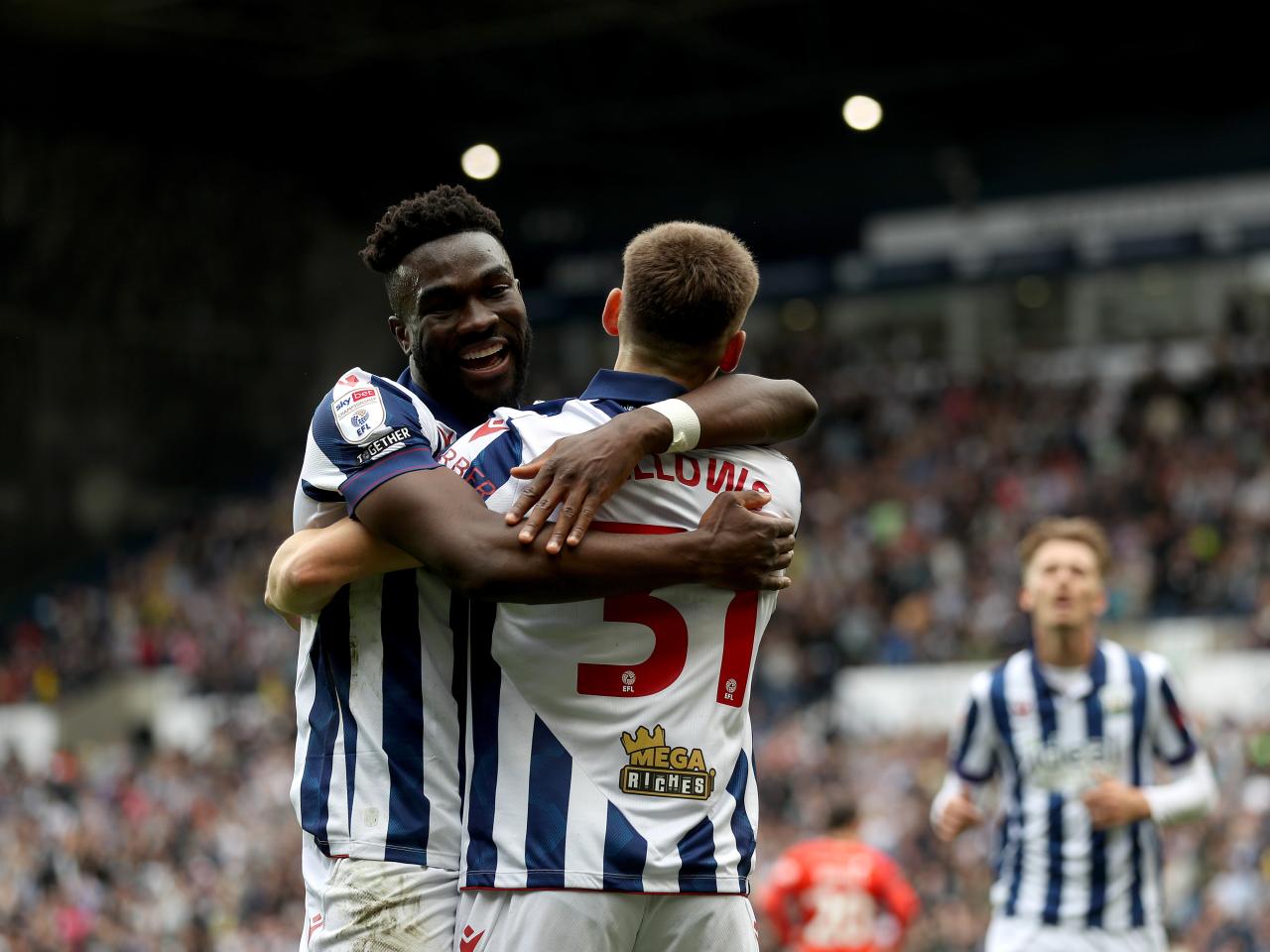 Tom Fellows celebrates with Daryl Dike after scoring against Luton Town