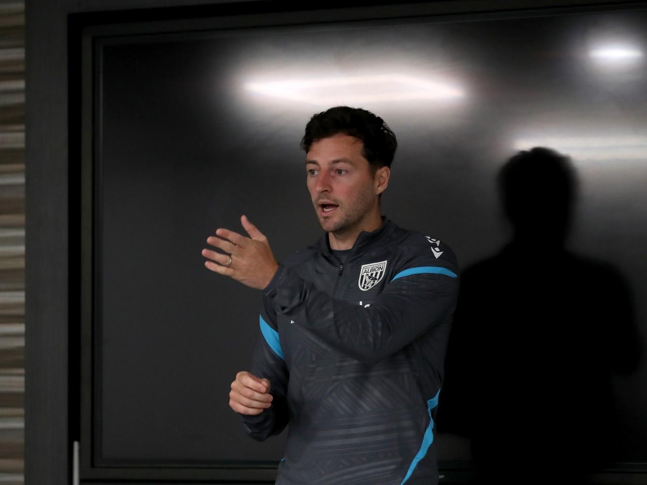 Ryan Mason talking to the players in a meeting