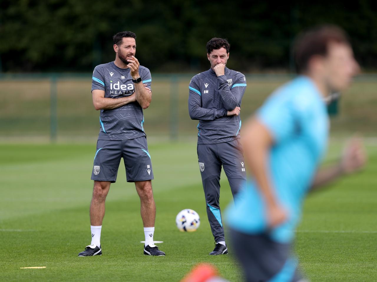 Ryan Mason watching training with Damia Abella 
