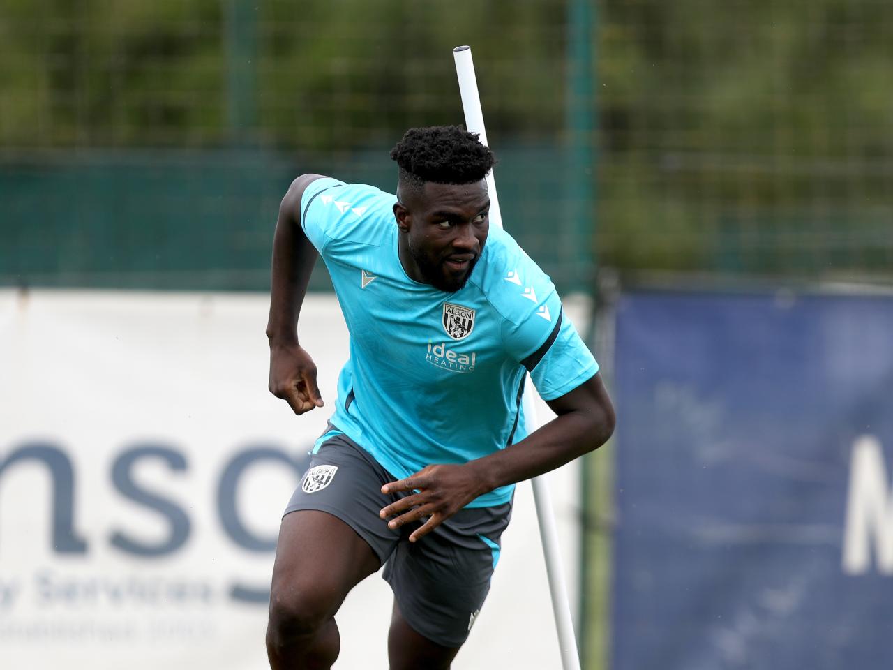 Daryl Dike running during a training session