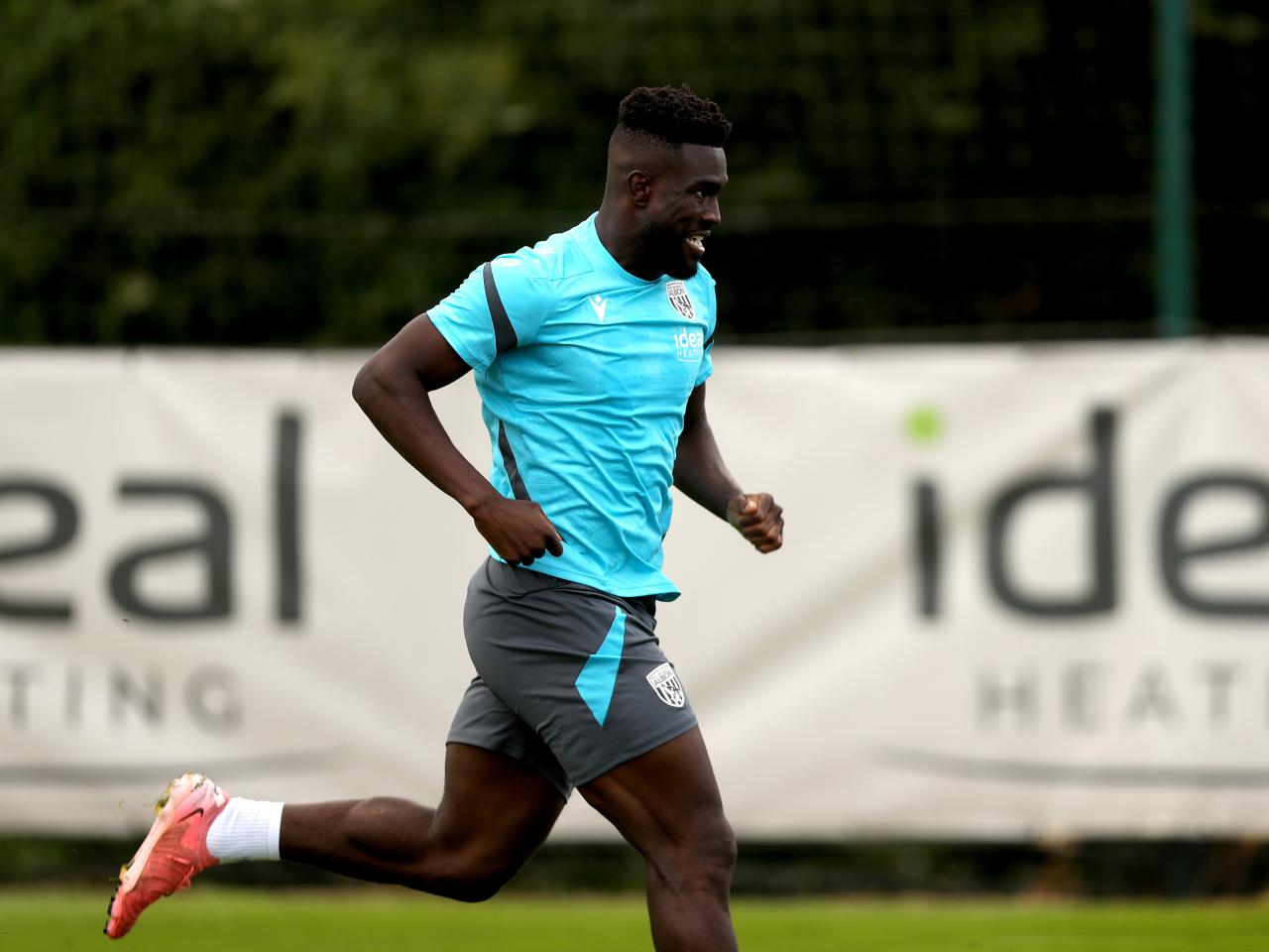 Daryl Dike running during a training session