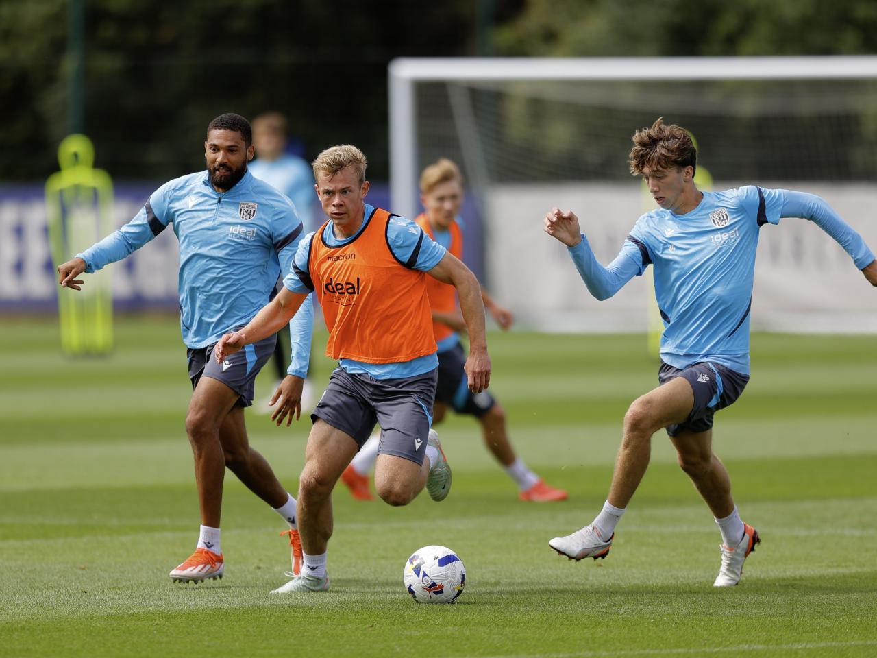 Aune Heggebø running with the ball while being chased by Harry Whitwell and George Campbell during a training session