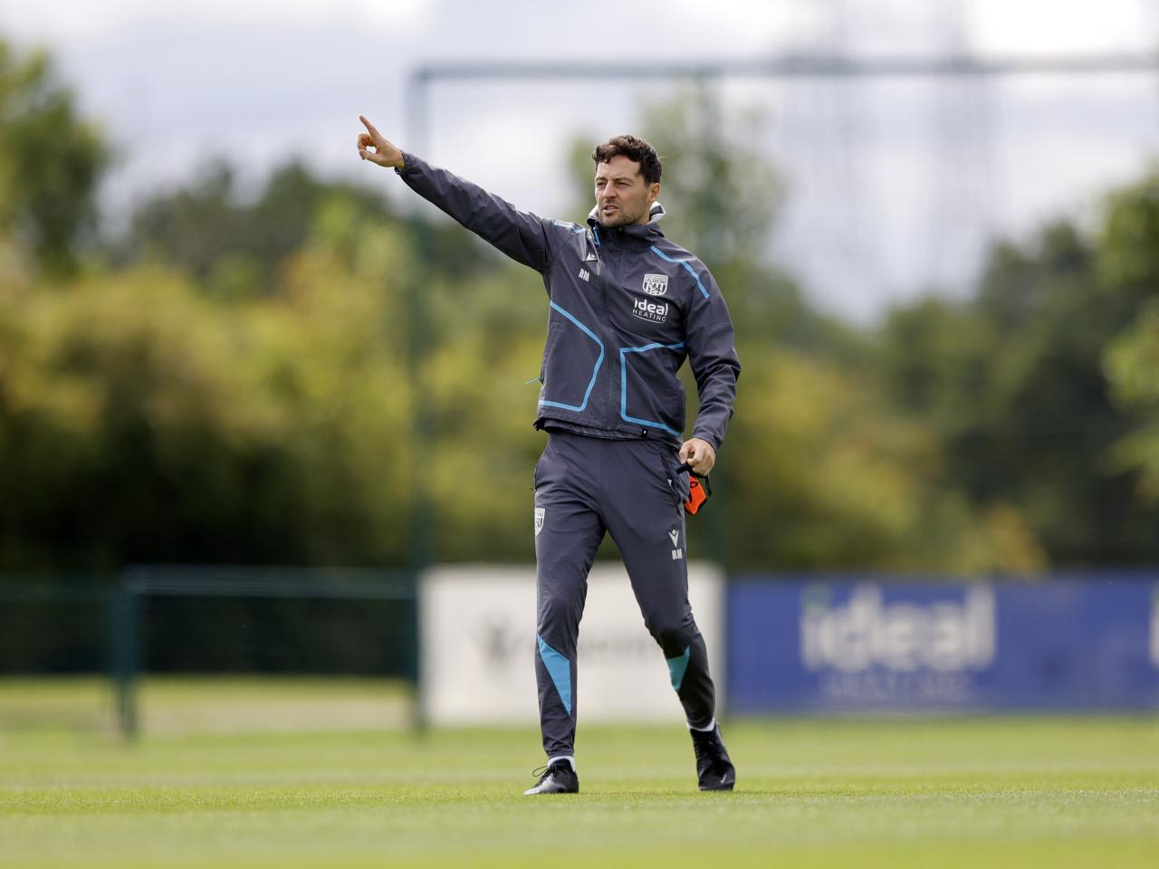 Ryan Mason pointing to his right during training 