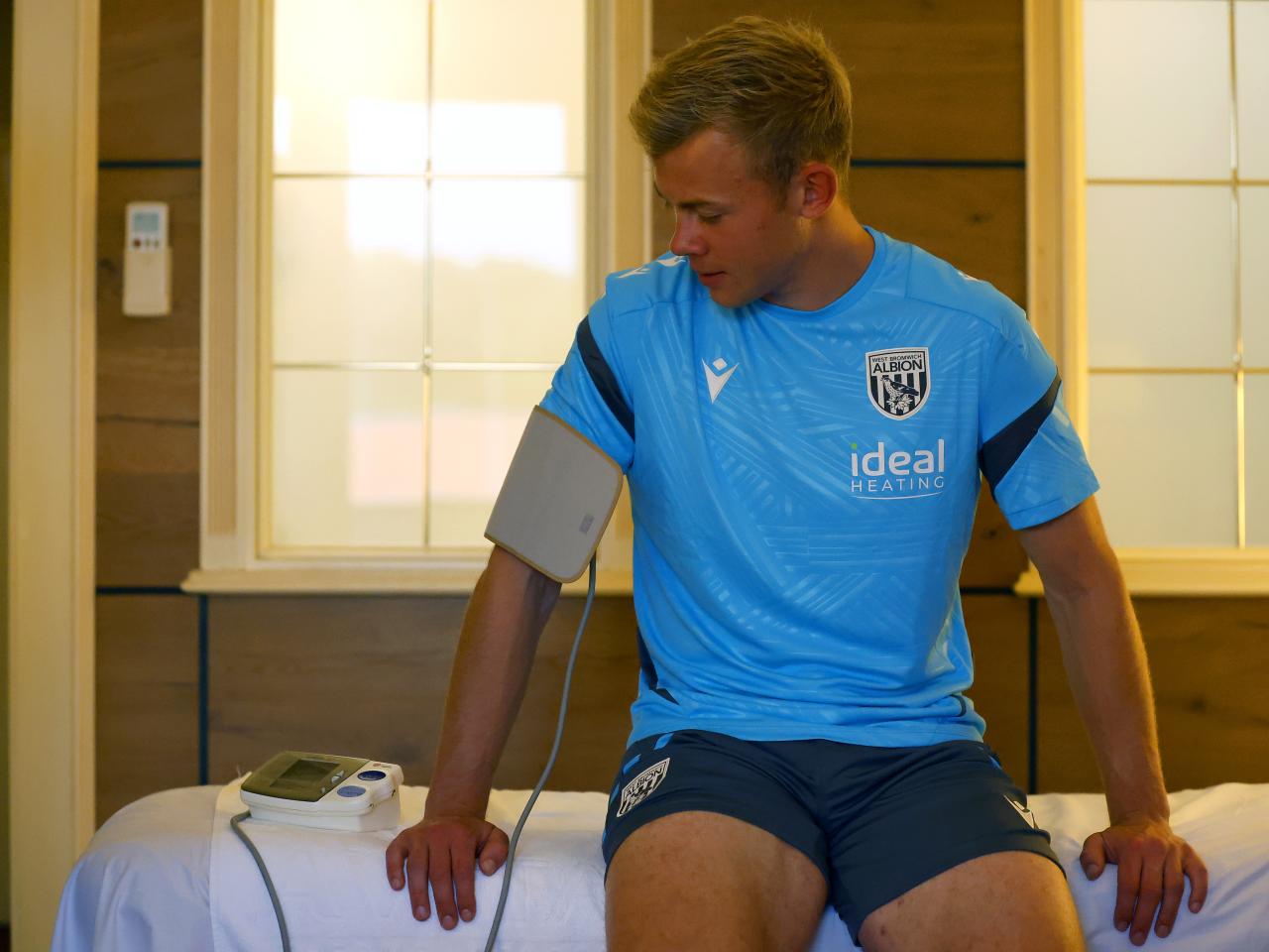 Aune Heggebø sat on a medical bed having medical tests