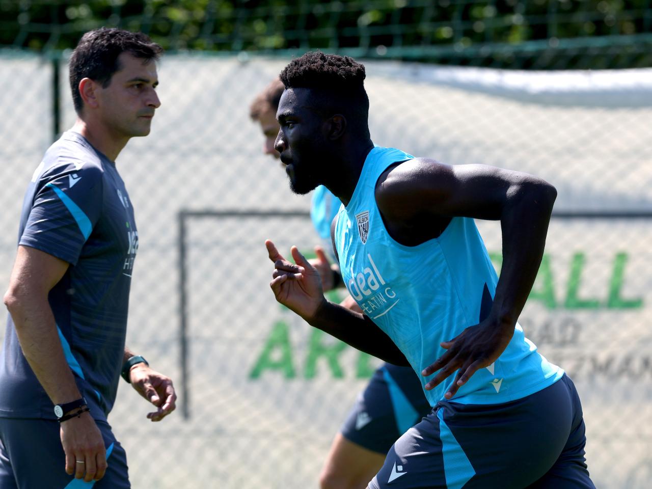 Daryl Dike running forward before a training session