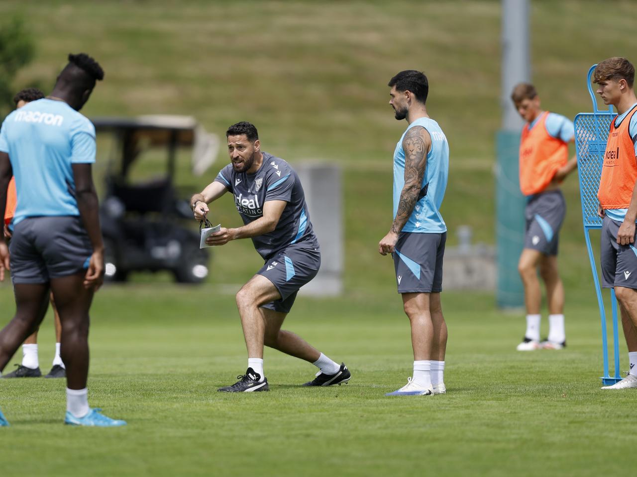 Damia Abella coaching during a training session in Austria