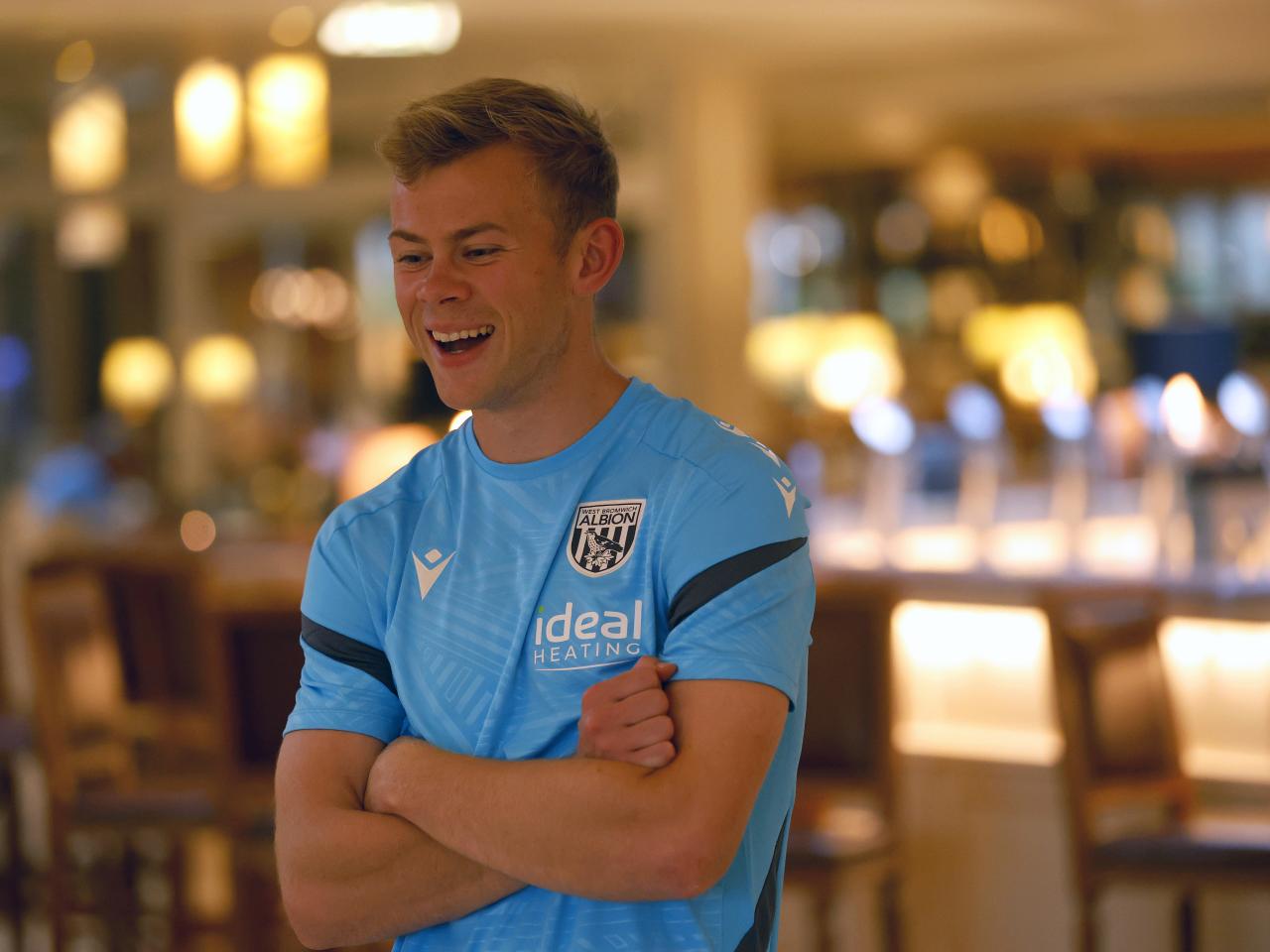 Aune Heggebø smiling with his arms folded 