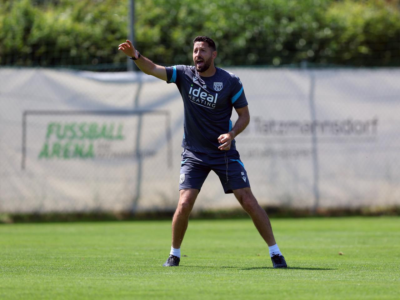 Damia Abella enthusiastically giving instructions during a training session