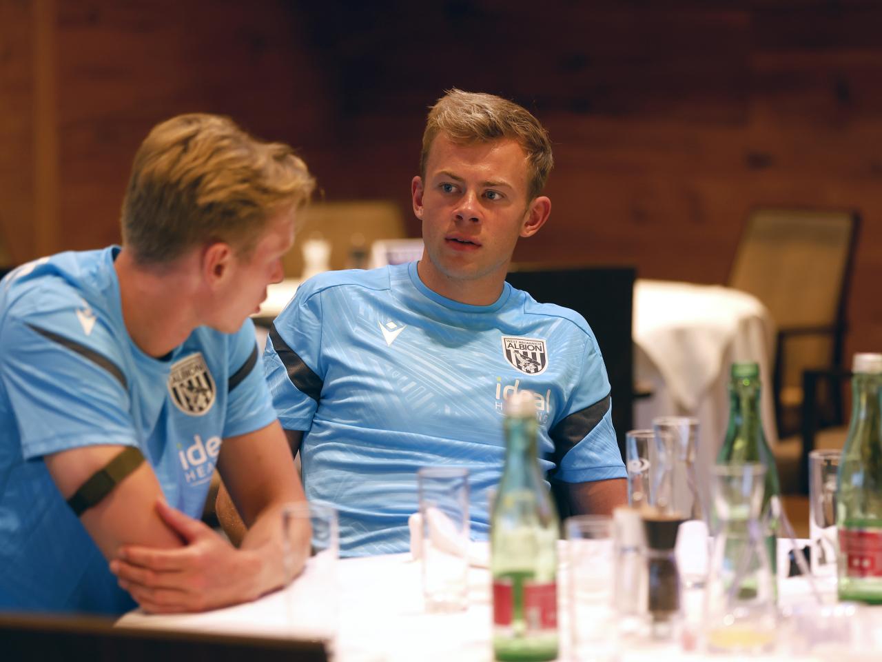 Aune Heggebø chatting with Torbjørn Heggem at dinner