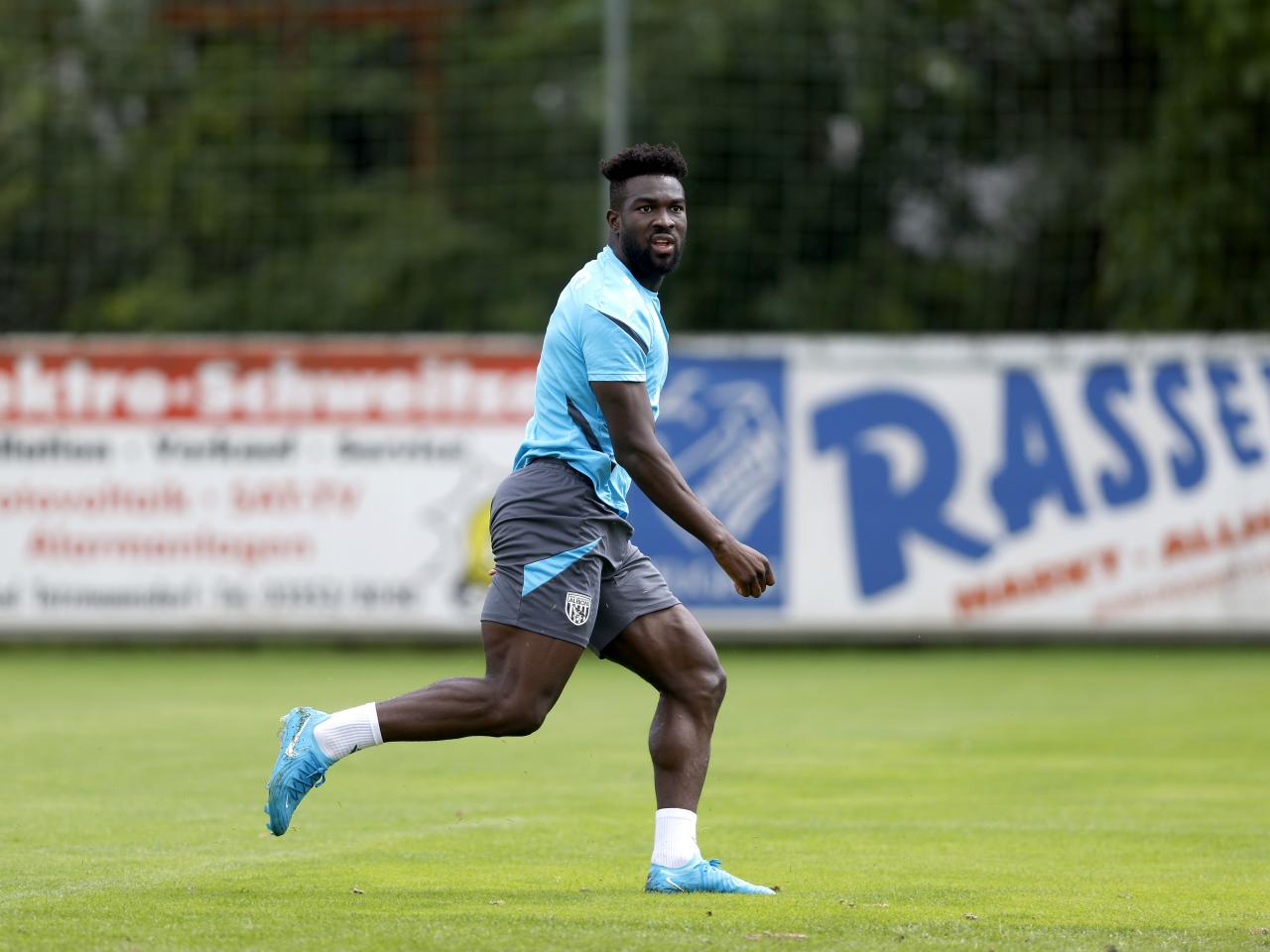 Daryl Dike in action during a training session in Austria