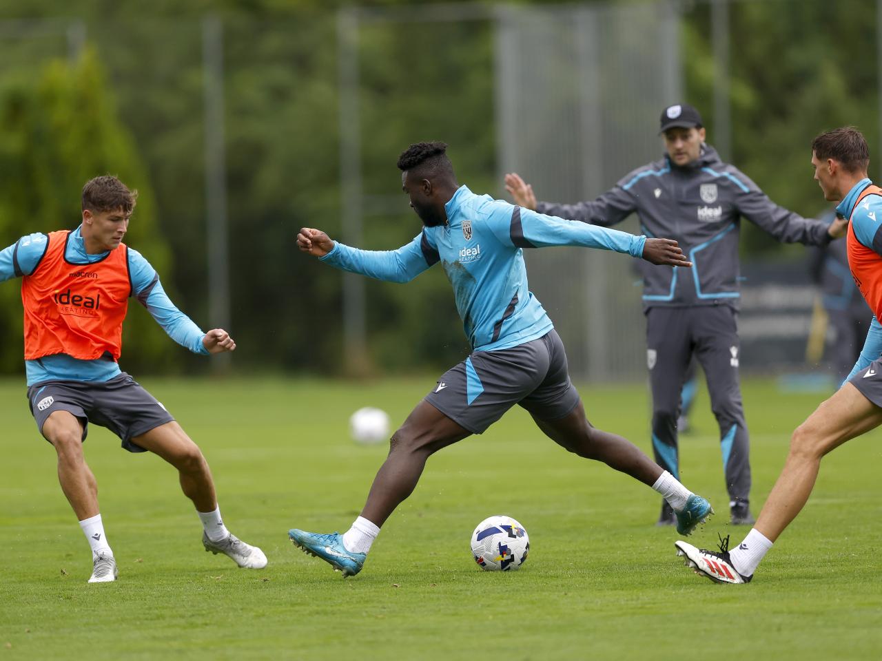Daryl Dike on the ball during a training session in the rain