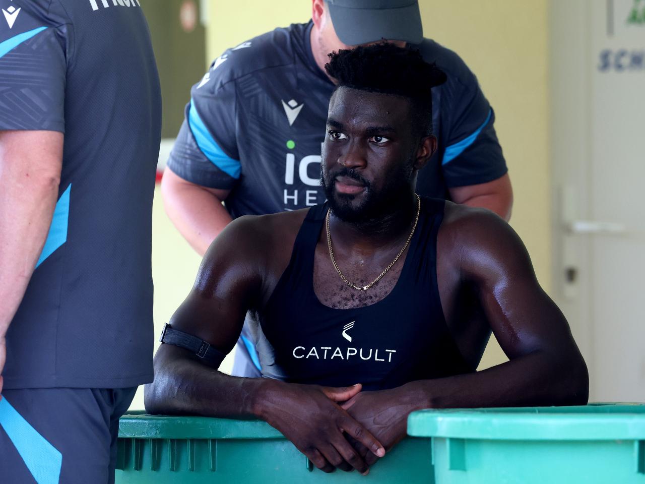 Daryl Dike sitting in an ice bath after training 