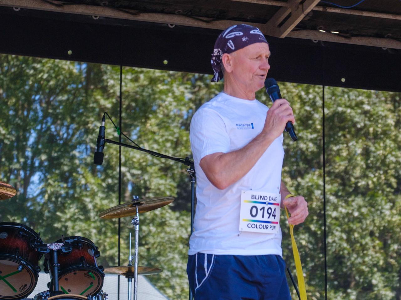 Blind Dave, on stage, address the crowd.