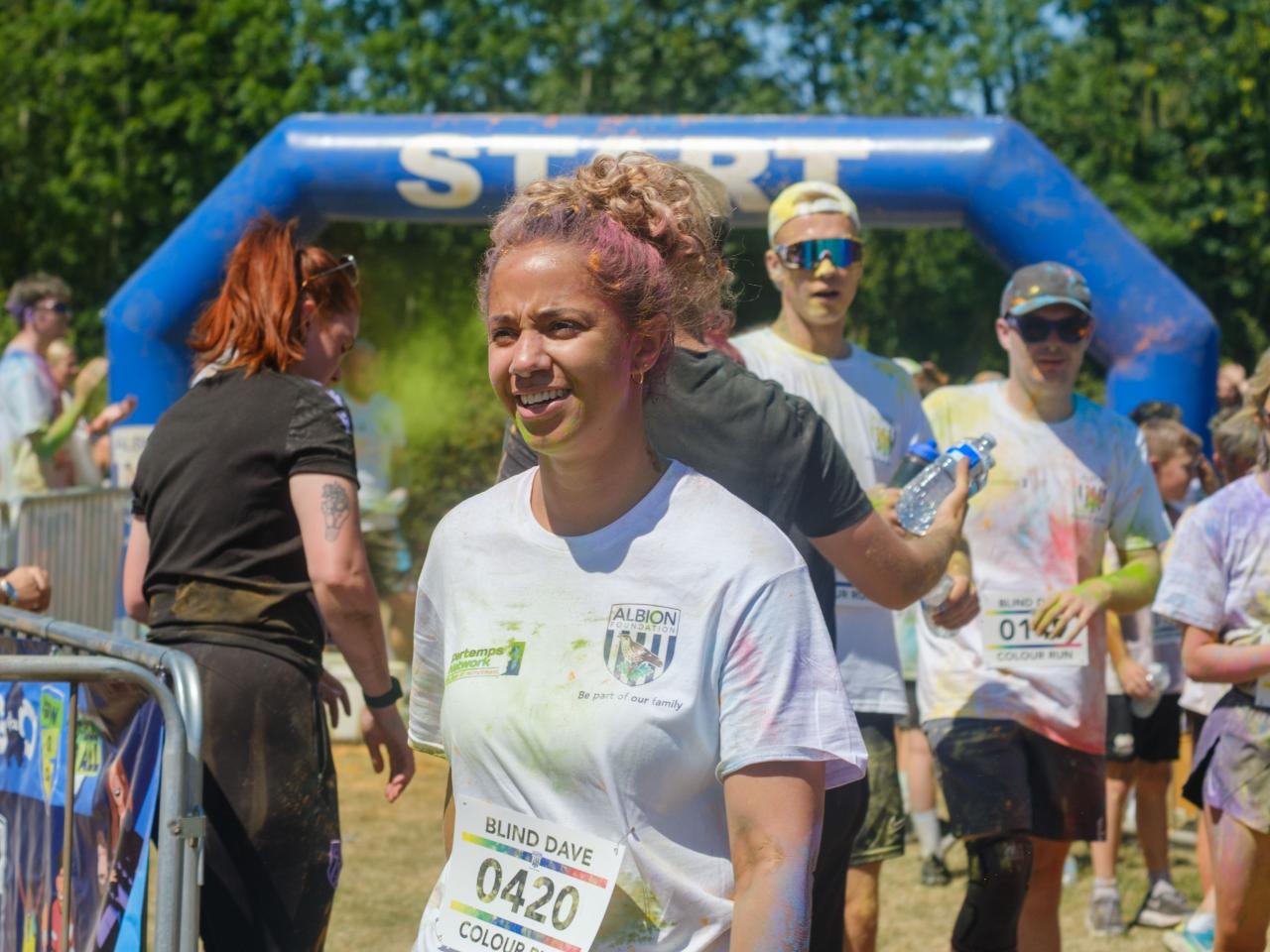 Close up of runner 0420 looking into the distance.
